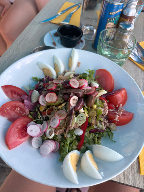 Garden salad, no dressing spared